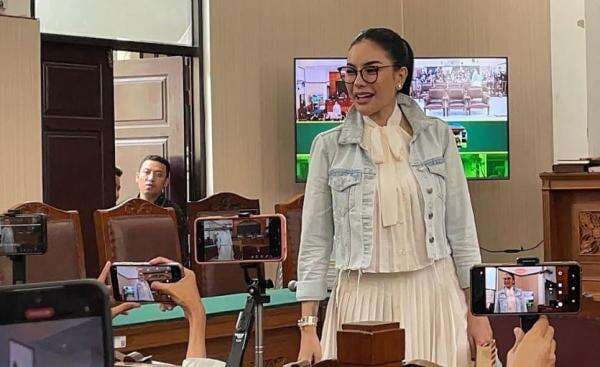 Alasan Nikita Mirzani Setiap Sidang Selalu Pakai Rok, Kaget! Bukan Ingin seperti Cinderella tapi karena Toilet Alasan Nikita Mirzani Setiap Sidang Selalu Pakai Rok, Kaget! Bukan Ingin seperti Cinderella tapi karena Toilet