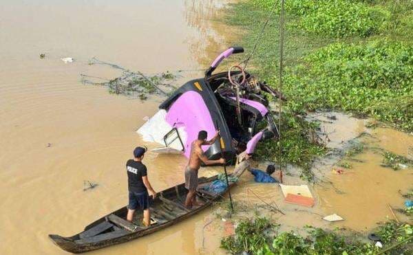 Bus Bawa Turis Masuk Sungai di Kamboja, Korban Tewas jadi 16 Orang