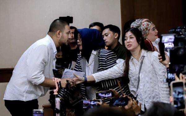 Ammar Zoni Minta Hakim Beri Izin Dokter Kamelia Jenguk ke Lapas Cipinang: Cuma Dia Saya Punya Ammar Zoni Minta Hakim Beri Izin Dokter Kamelia Jenguk ke Lapas Cipinang: Cuma Dia Saya Punya