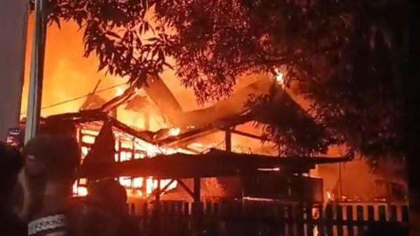 Kebakaran Hanguskan Dua Rumah Warga di Pangkep, Diduga Lupa Matikan Kompor