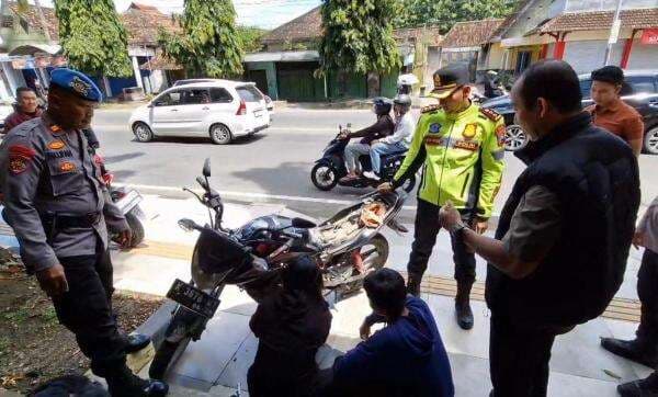 Kapolres Ponorogo Bantu Perbaiki Kendaraan Pemudik hingga Belikan Ban Motor Baru