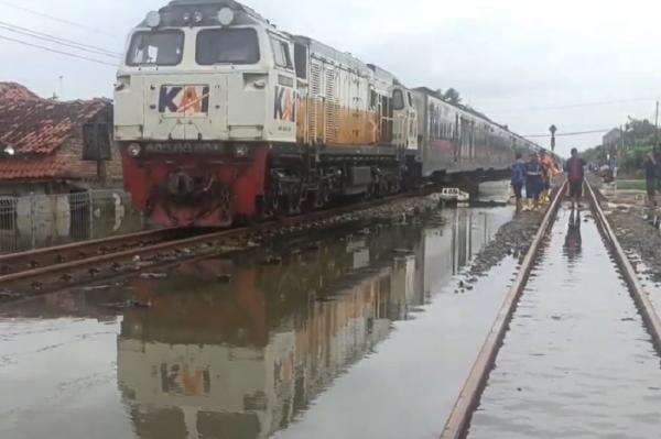 Rel di Pekalongan Masih Terendam Banjir, Kecepatan KA Dibatasi 5 Km per Jam