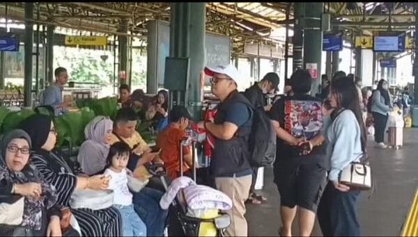Penumpang Padati Stasiun Gambir di Libur Isra Miraj, Tujuan Favorit Malang hingga Surabaya