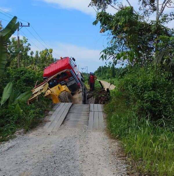 Dilewati Truk Alat Berat, Jembatan di Barito Utara Ambruk