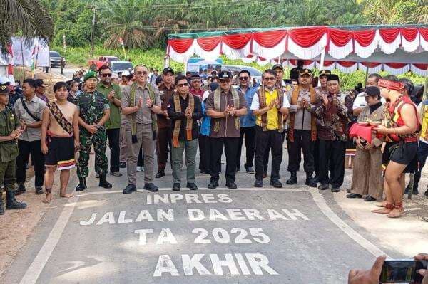 Kades di Sambas Terharu, Jalan yang Dinanti 38 Tahun Akhirnya Diresmikan Stafsus Menko Infra