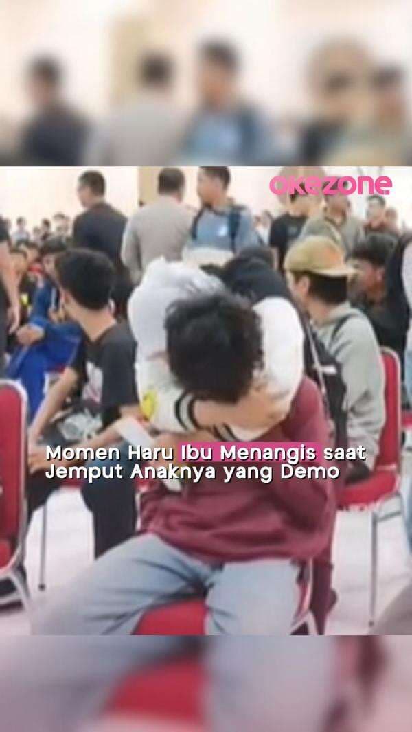 Momen Ibu Menangis saat Jemput Anak yang Ikut Demo