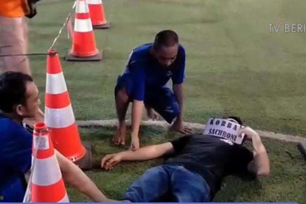 Rekonstruksi Pembunuhan Satu Keluarga di Indramayu, 2 Tersangka Peragakan 90 Adegan Sadis Rekonstruksi Pembunuhan Satu Keluarga di Indramayu, 2 Tersangka Peragakan 90 Adegan Sadis