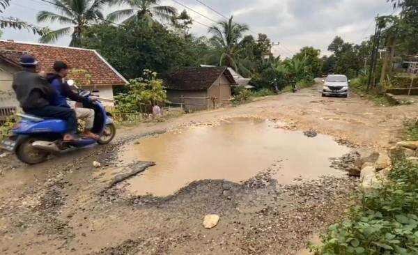 Jalan Rusak Parah, Wisata ke Suku Baduy Bikin Pegal dan Deg-degan!