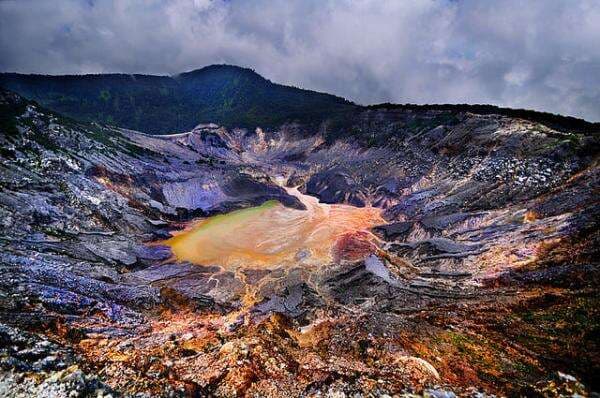 Sejarah Asal Usul Tangkuban Perahu: Fakta Ilmiah & Legenda Sangkuriang Terungkap
