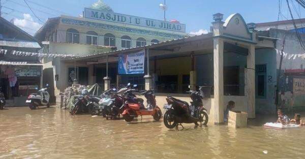 Tolong Pak Pramono!Warga Muara Angke Masih Bertahan di Rumah Meski Diterjang Banjir Rob
