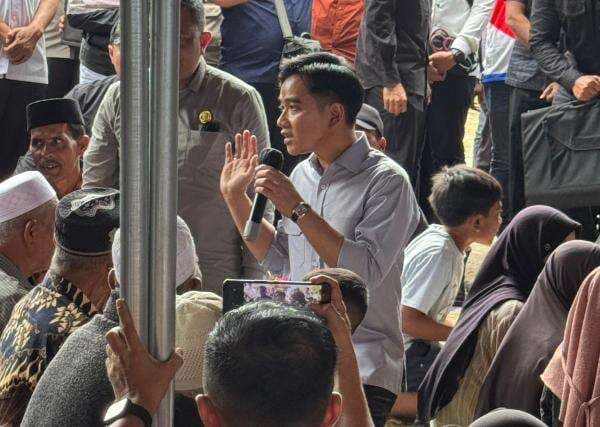 Gibran Temui Pengungsi Gayo Lues, Janji Percepat Pasokan Listrik dan BBM