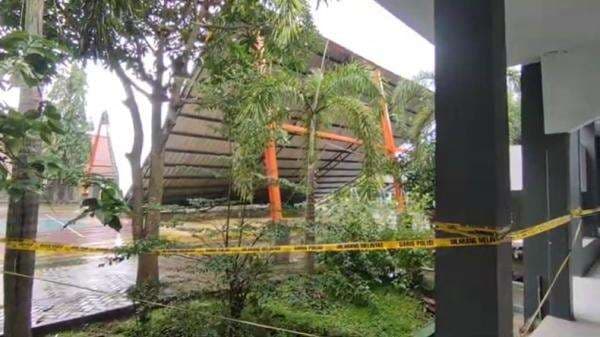 Bangunan Outdoor SMAN 1 di Cirebon Ambruk, Siswa Luka dan Guru Tewas Serangan Jantung Bangunan Outdoor SMAN 1 di Cirebon Ambruk, Siswa Luka dan Guru Tewas Serangan Jantung