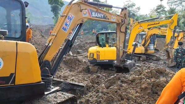 12 Ekskavator dan Alkon Dikerahkan Atasi Hambatan Pencarian Korban Longsor Banjarnegara 12 Ekskavator dan Alkon Dikerahkan Atasi Hambatan Pencarian Korban Longsor Banjarnegara