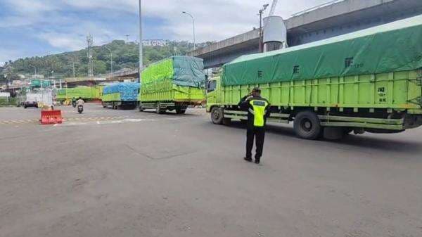 Protes Dilarang Masuk, Ratusan Truk Nekat Terobos Penjagaan Polisi di Pelabuhan Merak