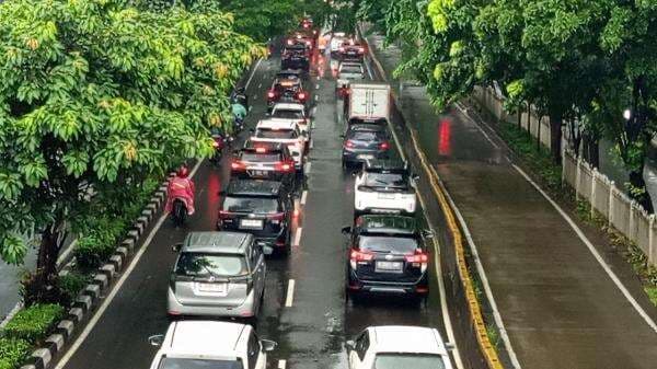 Hujan Deras, Lalu Lintas Jalan Letjen Suprapto Jakpus Macet