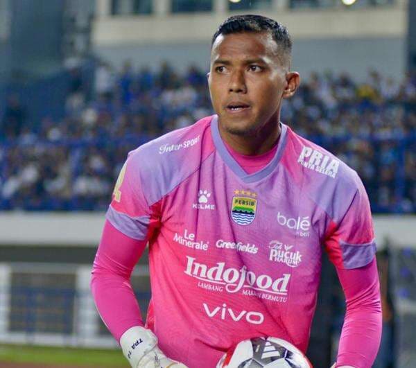 Kisah Kiper Persib Bandung Teja Paku Alam yang Moncer pada Musim 2025-2026 Berkat Suntikan Moral Keluarga