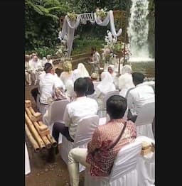Viral! Pengantin Ini Akad Nikah di Bawah Air Terjun, Netizen: Enggak Takut Ya?
