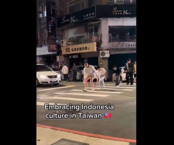 Lagi Viral Gen ZTaiwan Jalan Menunduk seperti Budaya Indonesia, Netizen: Beneran Apa Ngejek? Lagi Viral Gen ZTaiwan Jalan Menunduk seperti Budaya Indonesia, Netizen: Beneran Apa Ngejek?