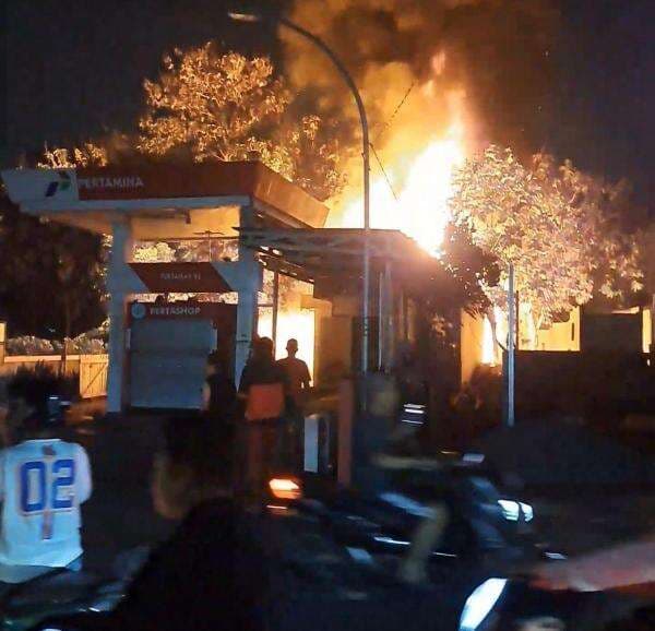 Mess Karyawan Pom Mini di Klari Kebakaran, 3 Mobil Damkar Diterjunkan