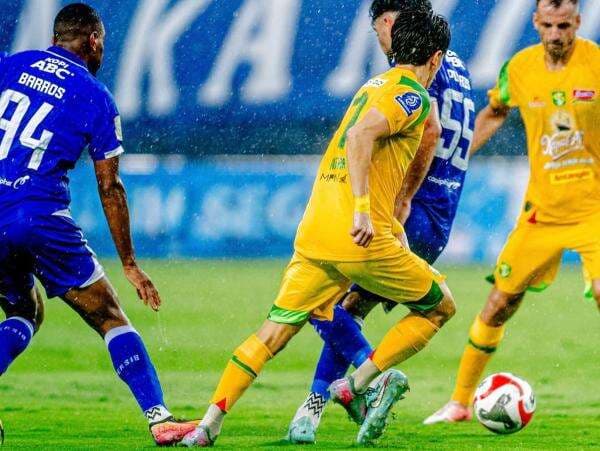 Persebaya Surabaya Protes Keras Gol Kemenangan Persib Bandung: Uilliam Barros Injak Kaki Francisco Rivera