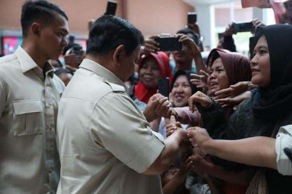 Ibu Siswa SD Kalibaru yang Ditabrak Mobil MBG Terharu Dijenguk Prabowo di RS