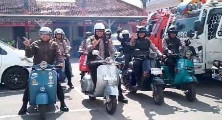 Kapolres Gowa Tunjukkan Kedekatan dengan Warga, Naik Vespa Tua Saat Kunker