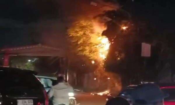 Kebakaran Kabel Optik di Komplek Mutiara Sentosa Sawangan Depok, Lalin Tersendat