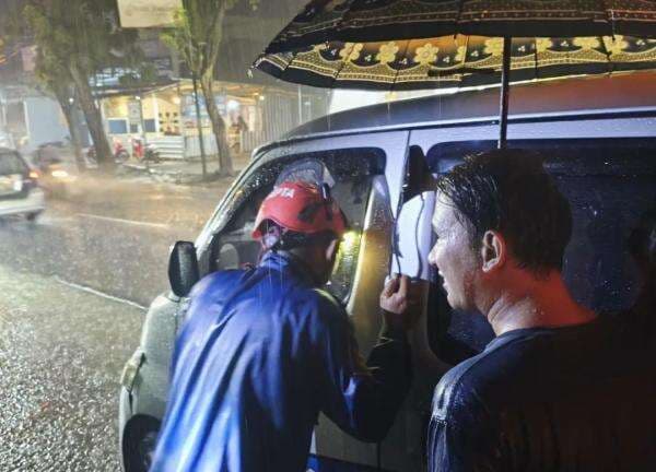 Panik Kunci Mobil Tertinggal, Warga Jombang Langsung Panggil Damkar, Dikira Kebakaran!