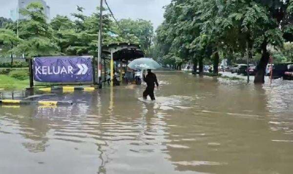 Jalan Letjen Suprapto Jakpus Tergenang Air, Jalur Lambat Tak Bisa Dilalui Kendaraan 