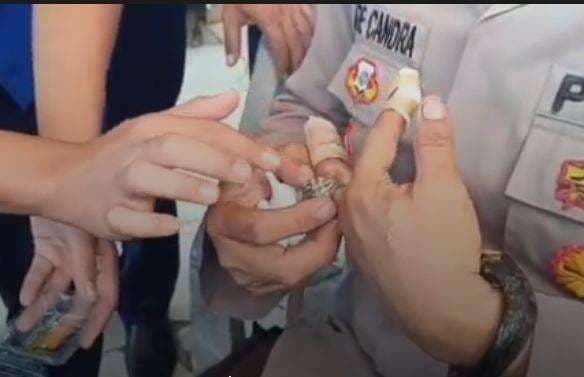 Evakuasi Dramatis, Damkar Lepas Cincin dari Jari Kapolsek di Lampung Selatan