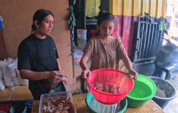 Pertama Kali Masak Ayam Geprek, Azia Bikin Abangnya Pasrah