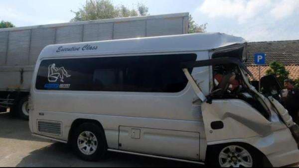 Mobil Travel Tabrak Dumptruk di KM 243 Tol Kanci-Pejagan, Sejumlah Penumpang Terluka