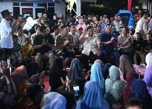 Prabowo Habiskan Malam Tahun Baru dengan Nobar Film Jumbo Bersama Pengungsi di Tapsel Prabowo Habiskan Malam Tahun Baru dengan Nobar Film Jumbo Bersama Pengungsi di Tapsel