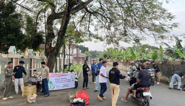 Bagikan Takjil Kepada Warga, Karang Taruna Kecamatan Sukaraja Pererat Silaturahmi Sesama Anggota