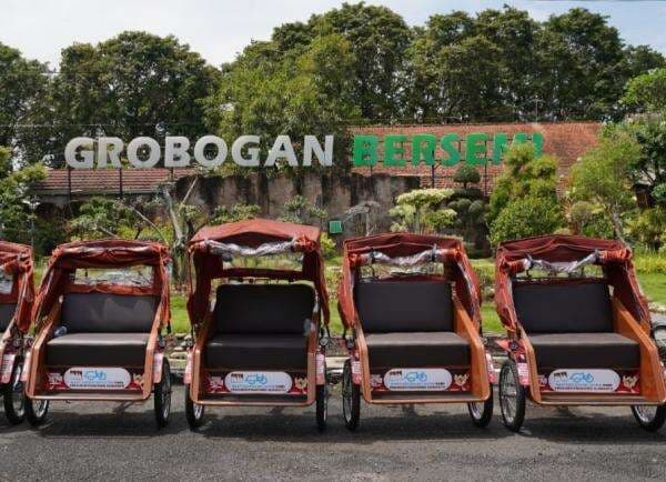 Penarik Becak Lansia Grobogan Bersyukur Terima Becak Listrik dan Anak Dapat MBG dari Presiden Prabowo