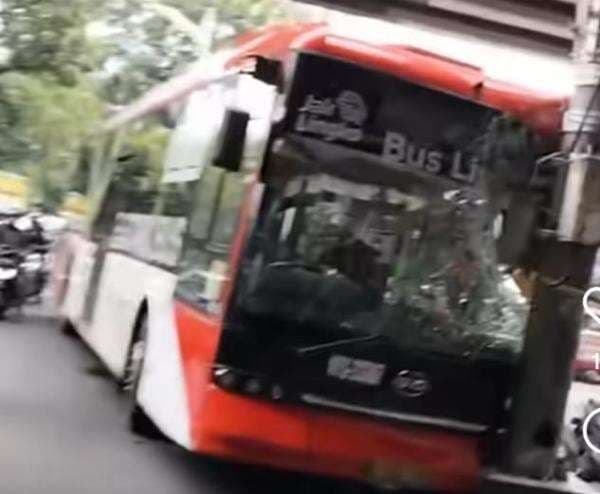 Bus Transjakarta Tabrak Tiang Listrik di Tanjung Barat Jaksel, Seorang Penumpang Terluka
