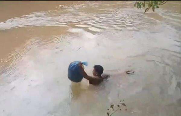 Pertaruhkan Nyawa Demi Ijab Kabul: Perjuangan Penghulu Menembus Sungai Pasaman