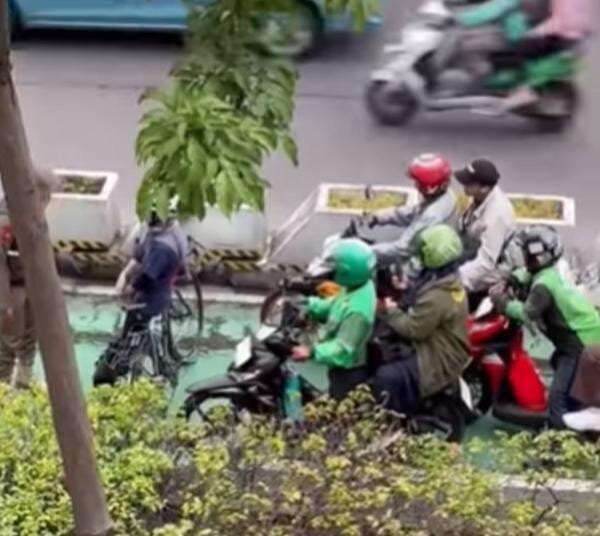 Viral Aksi Berani Pesepeda Wanita Adang Pemotor Masuk Jalur Sepeda di Sudirman