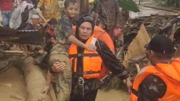 Dramatis! Evakuasi Korban Banjir Tapsel, 2 Prajurit Kodam I/BB Sempat Hanyut Terseret Arus