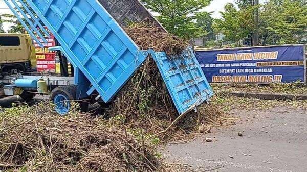 24 Tahun Ganti Rugi Lahan Tak Dibayar, Warga Bangkalan Blokir Jalan dengan Tumpukan Sampah
