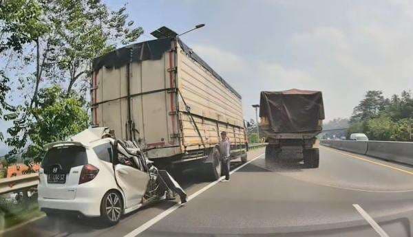 Honda Jazz Hantam Belakang Truk Tronton di Tol Cipularang, Ingat Rumus 3 Detik
