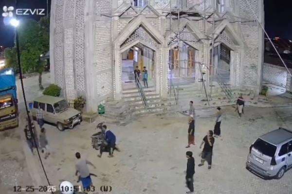 Terekam CCTV, Cekcok di Warung Kopi Berujung Pembacokan di Halaman Masjid di Tuban