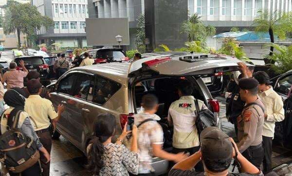 Penampakan Penyidik KPK Bawa Koper usai Geledah Kantor Ditjen Pajak 