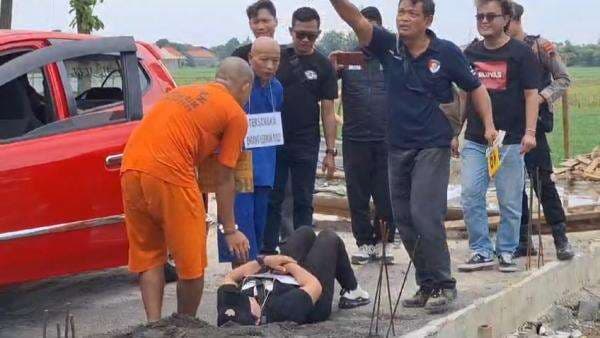 Polisi Rekontruksi Kasus Pembunuhan Penemuan Mayat di Losari, Dua Tersangka Peragakan 22 Adegan Polisi Rekontruksi Kasus Pembunuhan Penemuan Mayat di Losari, Dua Tersangka Peragakan 22 Adegan