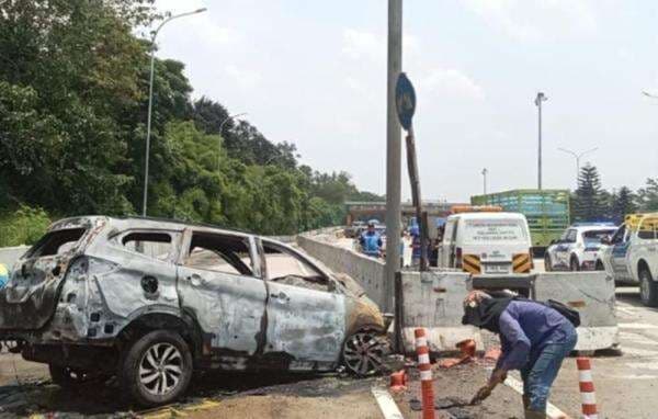 Kecelakaan di Tol Jagorawi, Mobil Tabrak Pembatas Jalan hingga Terbakar