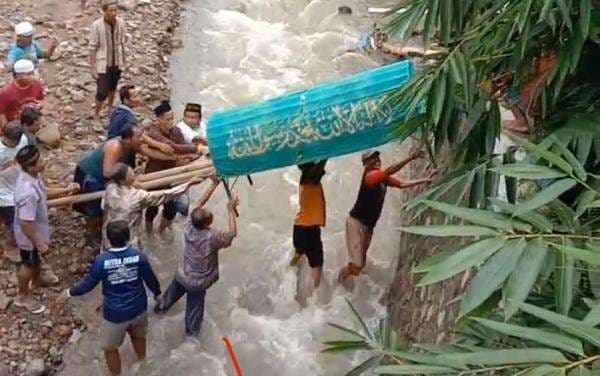 Viral Keranda Jenazah Ditarik Menyeberang Sungai di Ponorogo Akibat Jembatan Putus Viral Keranda Jenazah Ditarik Menyeberang Sungai di Ponorogo Akibat Jembatan Putus