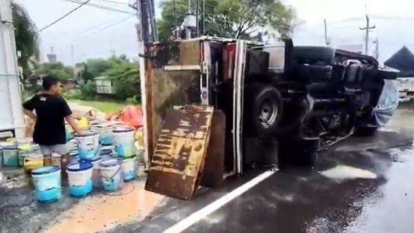 Hindari Pemotor Tiba-Tiba Belok, Truk Bermuatan Cat Terguling di Jalur Pantura Cirebon