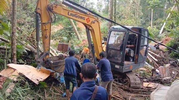 Longsor di Kasang Batang Anai Padang Pariaman, 2 Orang Tewas 5 Luka Longsor di Kasang Batang Anai Padang Pariaman, 2 Orang Tewas 5 Luka