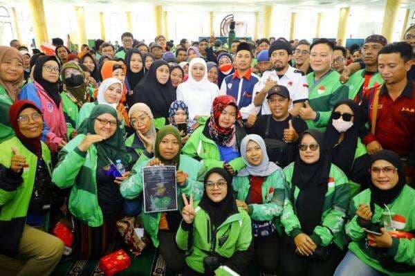 Khofifah dan Ratusan Ojol Jatim Gelar Tahlil Kubro untuk Affan Kurniawan