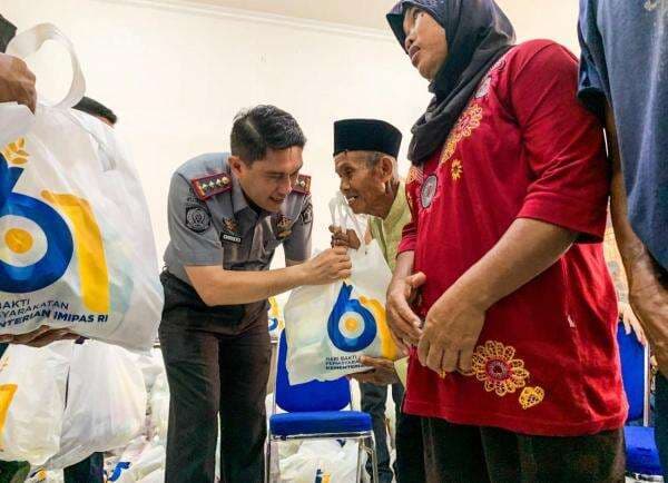 Lapas Karawang Bagikan 148 Paket Bantuan Sosial kepada Keluarga Warga Binaan
